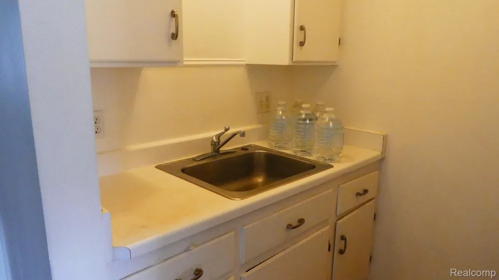 31831 Grand River Avenue #99 Farmington City, MI 48336