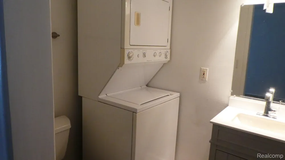 31831 Grand River Avenue #99 Farmington City, MI 48336