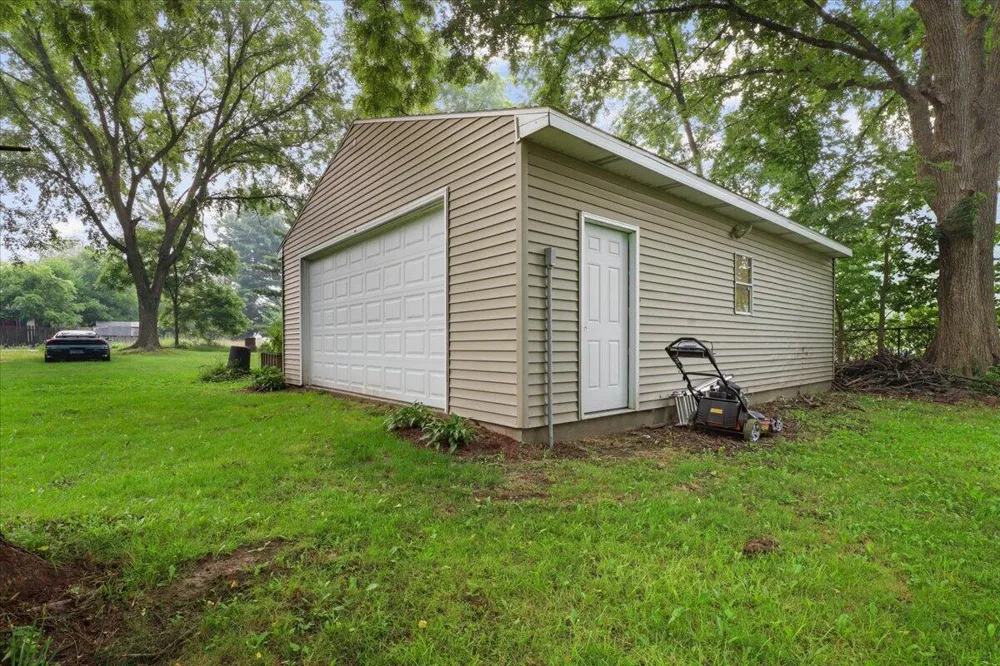 1091 Hickory Street Lansing, MI 48906