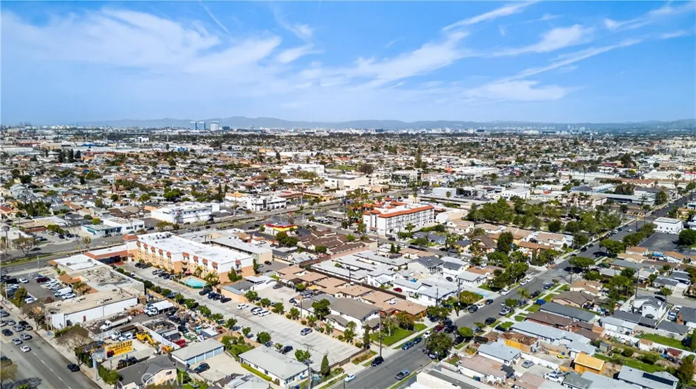 15003 Larch Lawndale, CA 90260