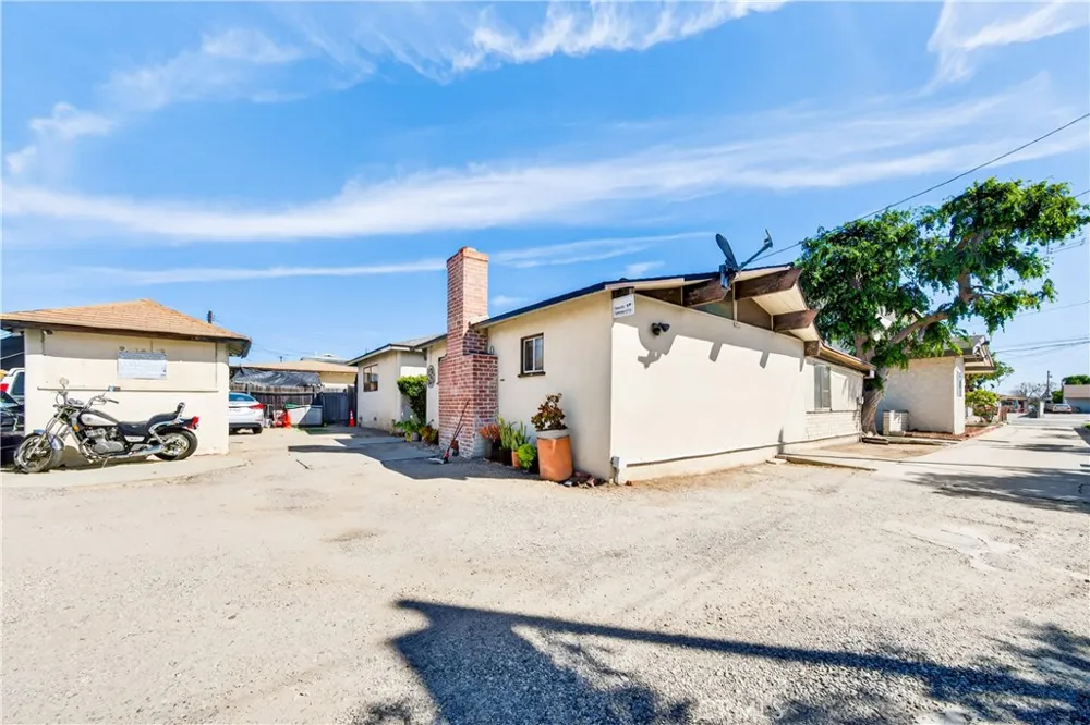 15003 Larch Lawndale, CA 90260