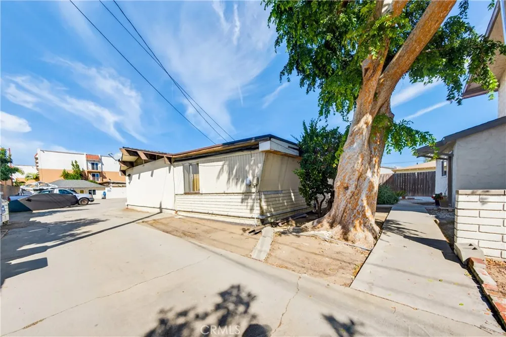 15003 Larch Lawndale, CA 90260