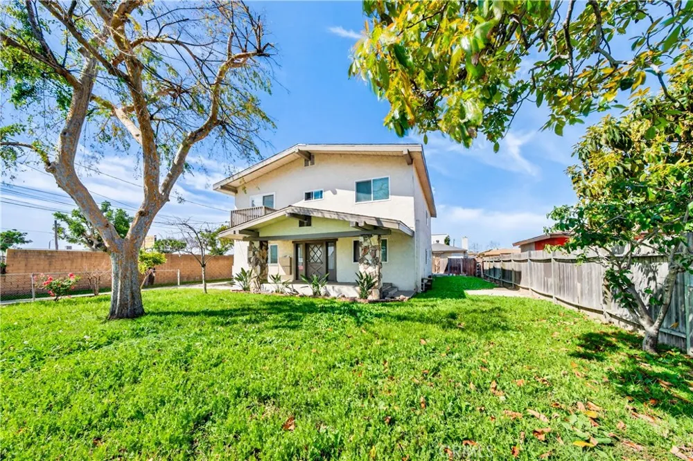 15003 Larch Lawndale, CA 90260