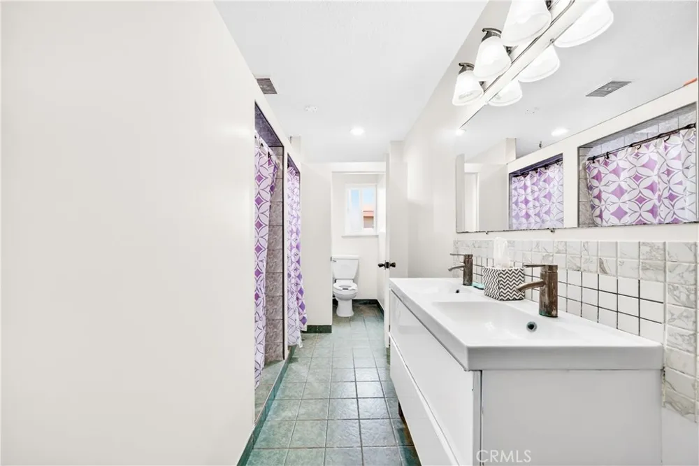 15003 Larch Lawndale, CA 90260