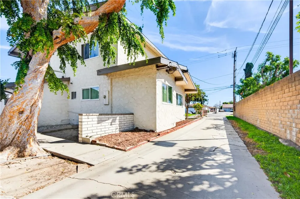 15003 Larch Lawndale, CA 90260