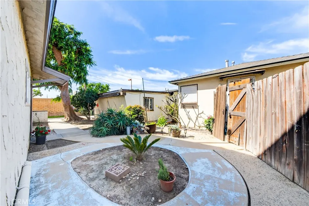 15003 Larch Lawndale, CA 90260