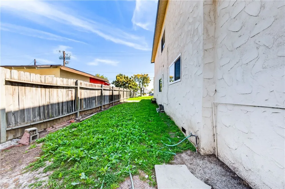 15003 Larch Lawndale, CA 90260
