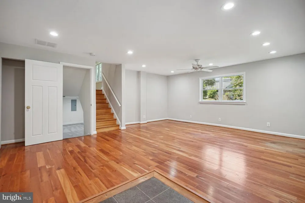 1633 WARNER AVENUE Mclean, VA 22101