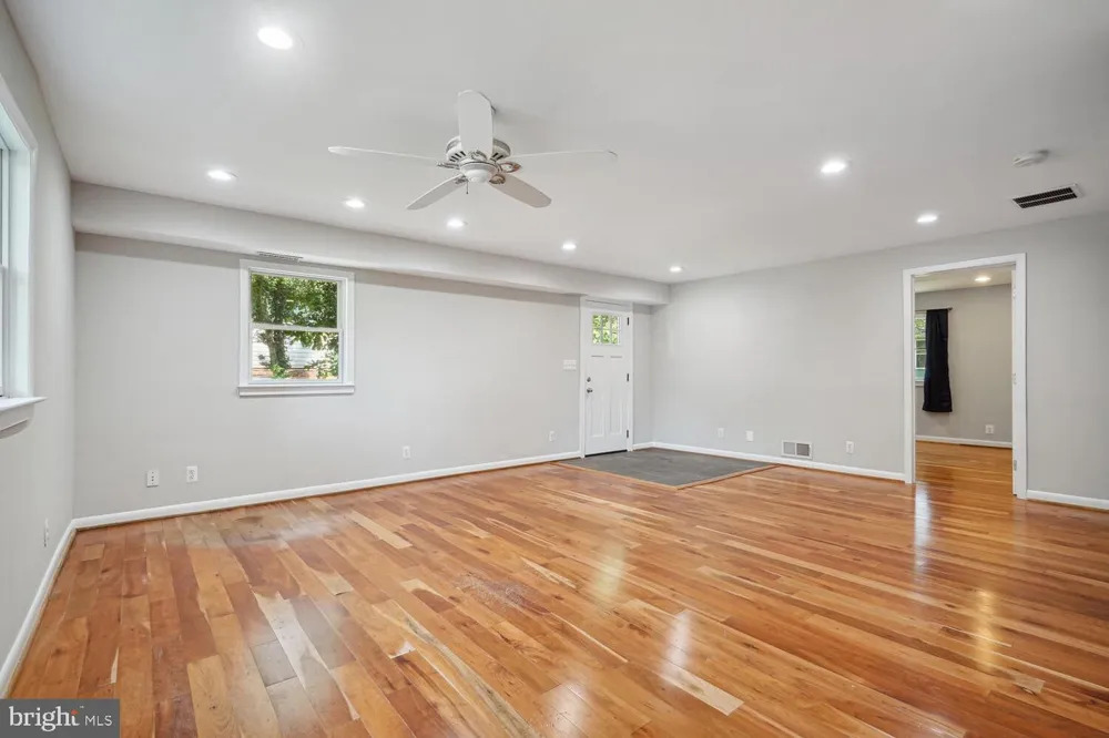 1633 WARNER AVENUE Mclean, VA 22101