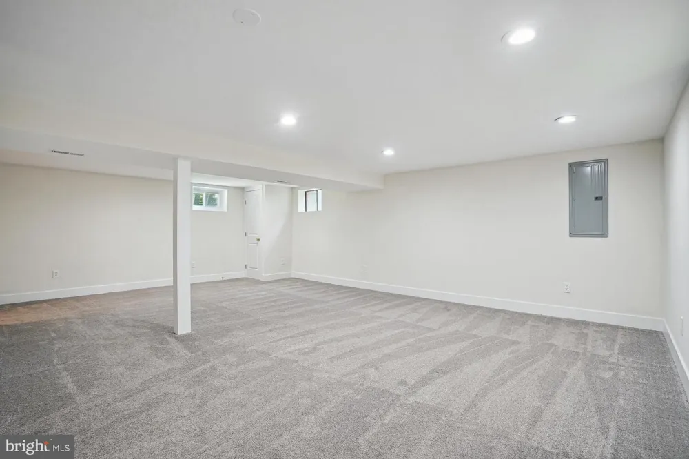 1633 WARNER AVENUE Mclean, VA 22101