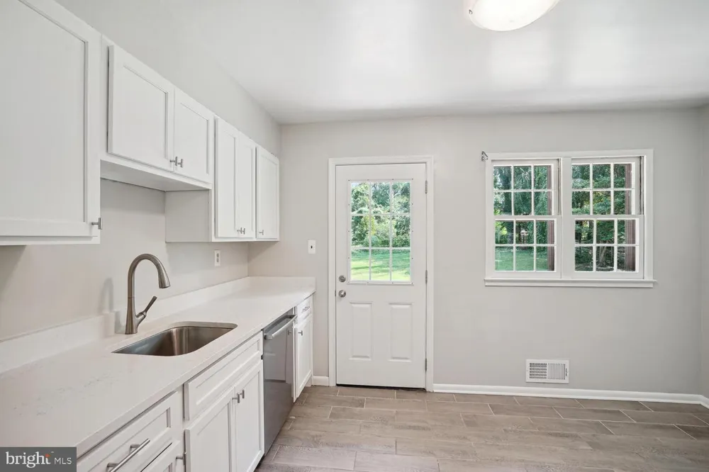 1633 WARNER AVENUE Mclean, VA 22101