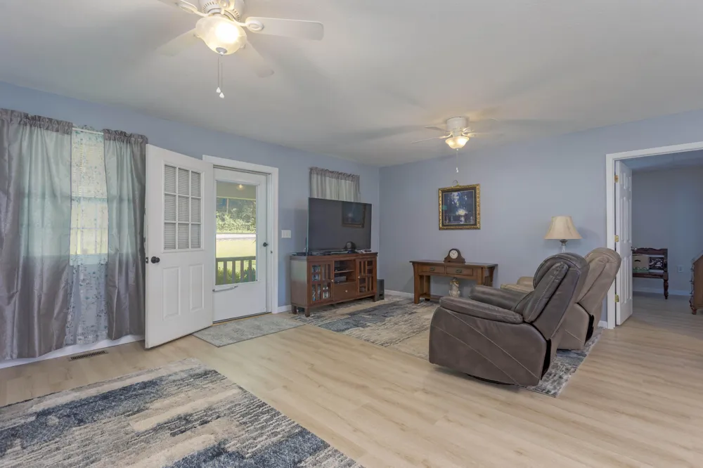 8664 Old Dixie Highway Spring City, TN 37381