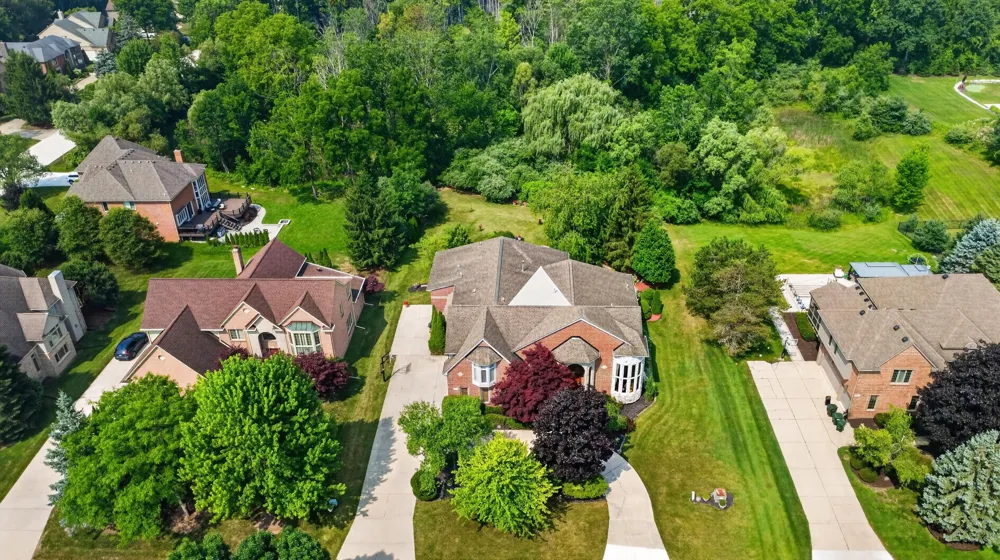 833 Lakewood Drive Rochester Hills, MI 48309