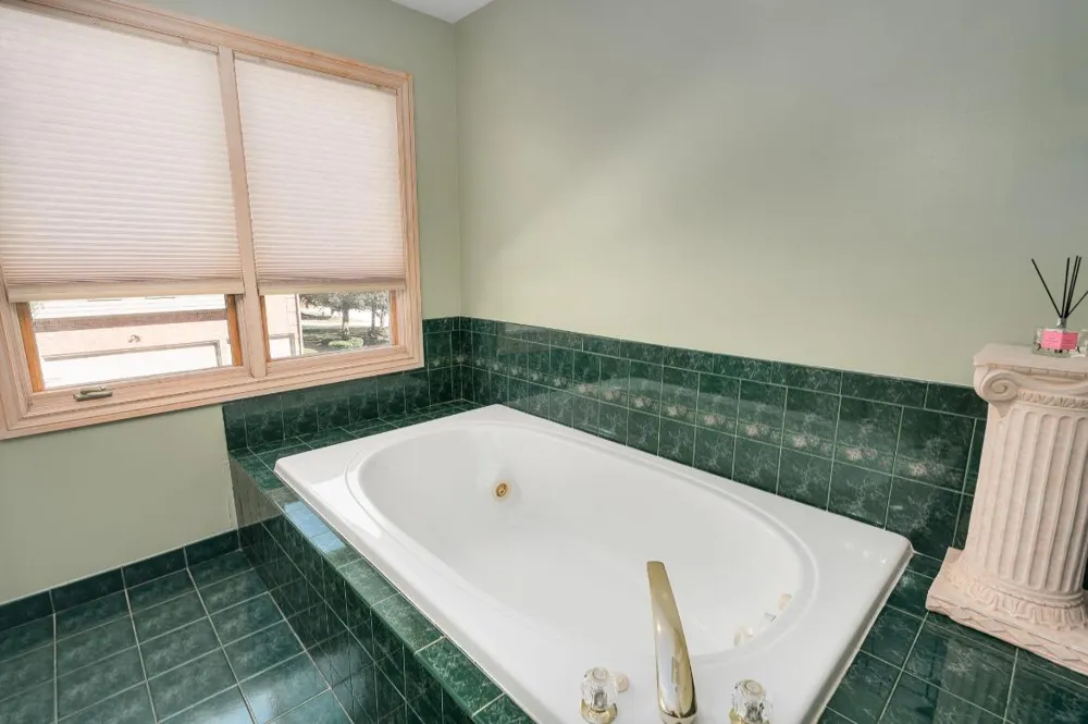 833 Lakewood Drive Rochester Hills, MI 48309
