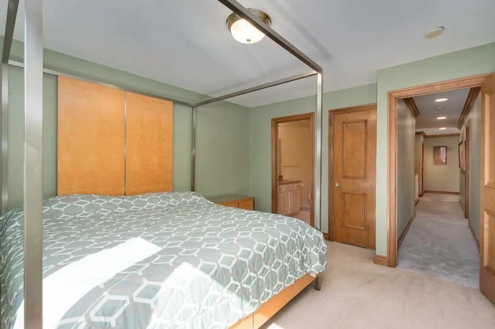 833 Lakewood Drive Rochester Hills, MI 48309