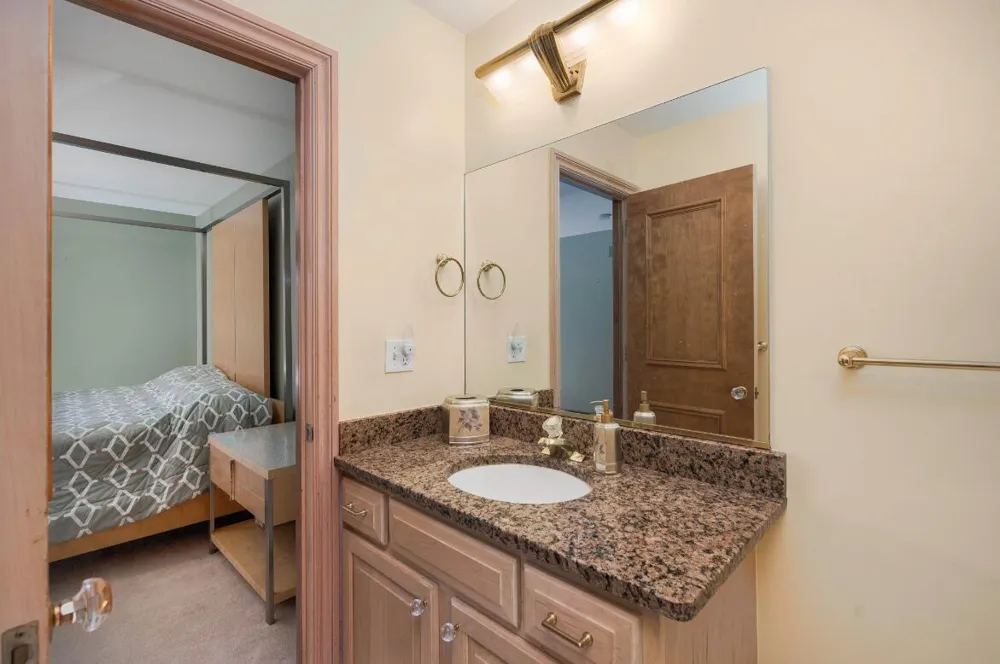 833 Lakewood Drive Rochester Hills, MI 48309