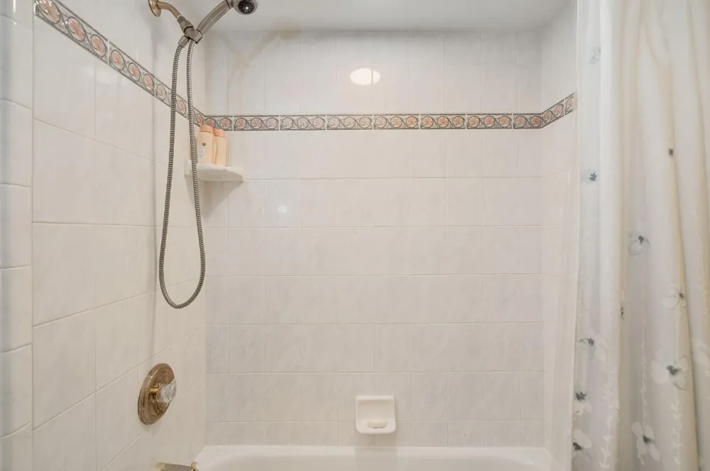 833 Lakewood Drive Rochester Hills, MI 48309