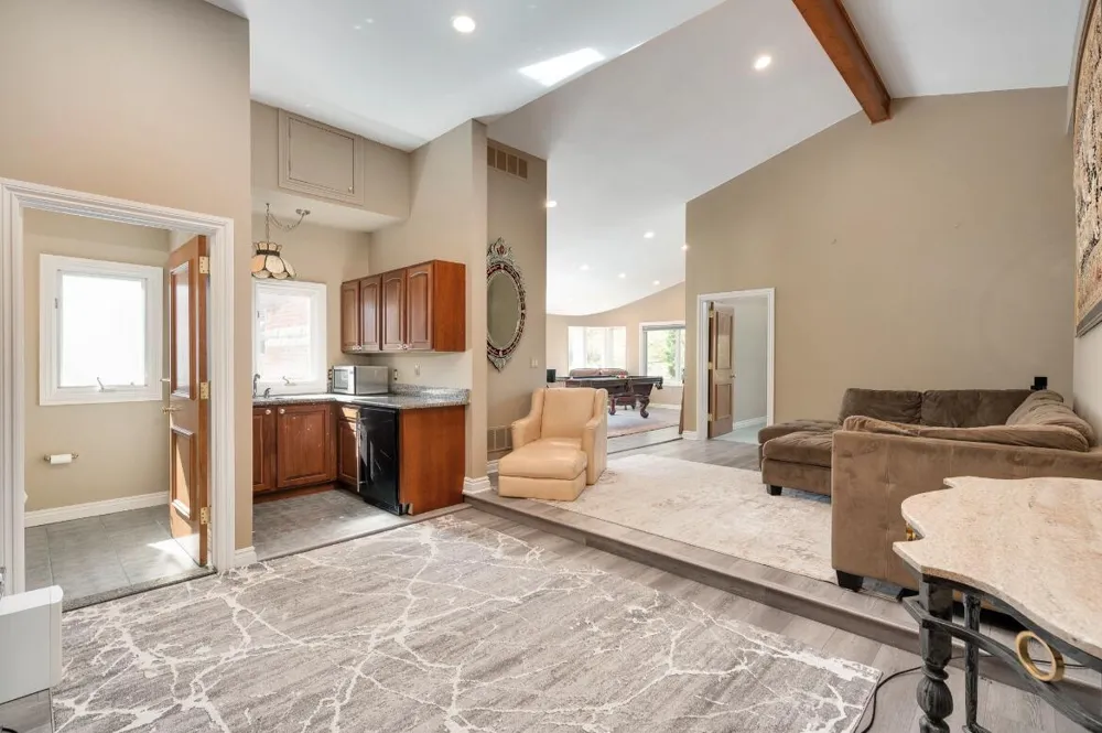 833 Lakewood Drive Rochester Hills, MI 48309
