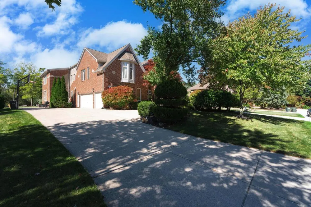 833 Lakewood Drive Rochester Hills, MI 48309