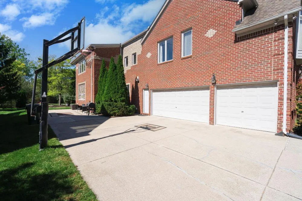 833 Lakewood Drive Rochester Hills, MI 48309
