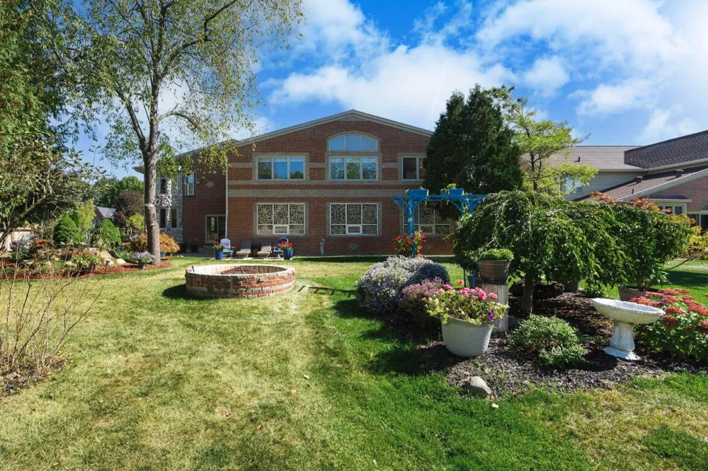 833 Lakewood Drive Rochester Hills, MI 48309