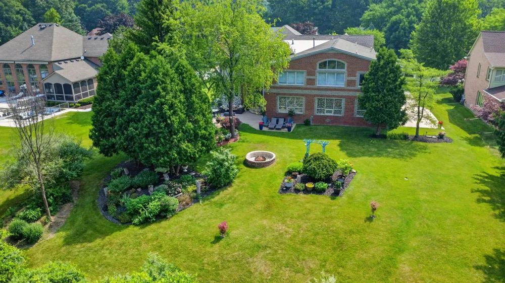 833 Lakewood Drive Rochester Hills, MI 48309