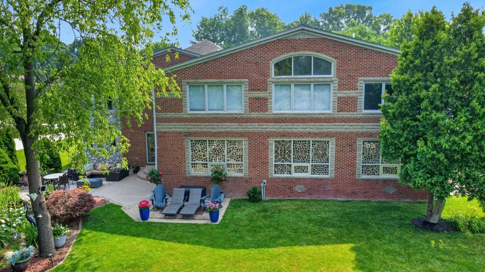 833 Lakewood Drive Rochester Hills, MI 48309