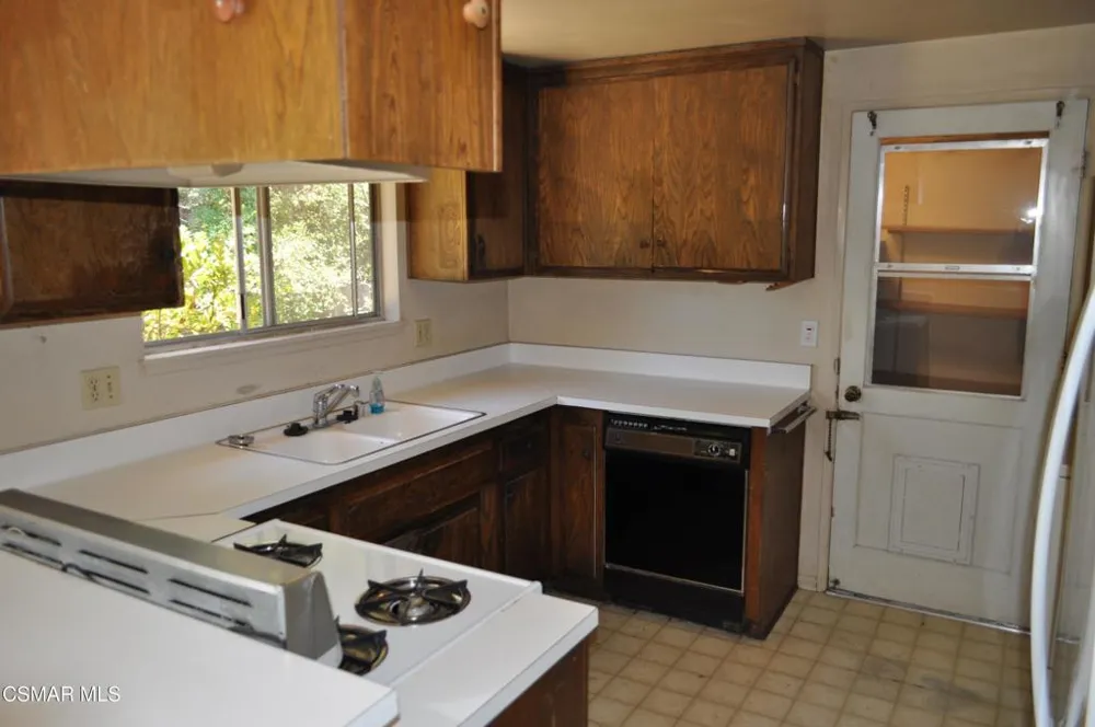 398 Hillrose Court Newbury Park, CA 91320