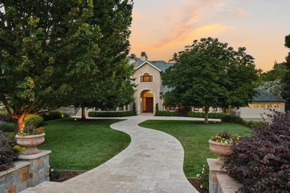 25355 La Loma Drive Los Altos Hills, CA 94022