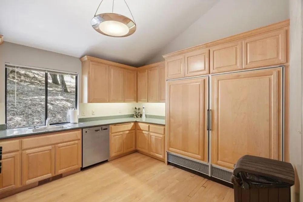 25355 La Loma Drive Los Altos Hills, CA 94022