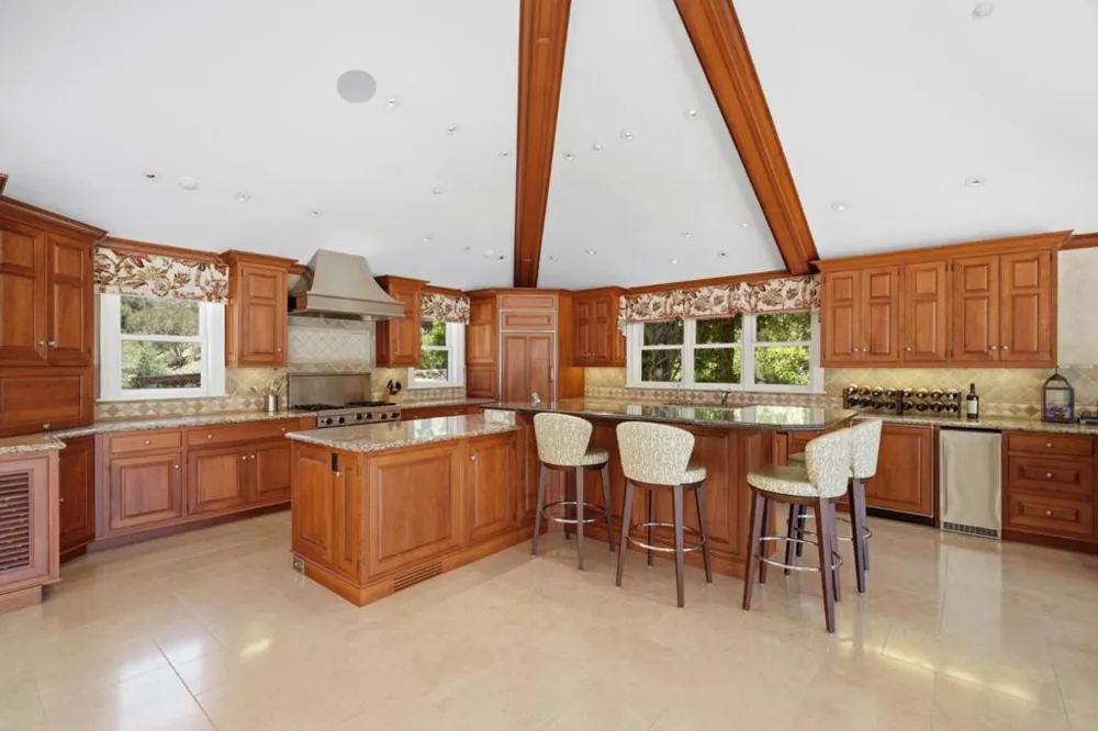 25355 La Loma Drive Los Altos Hills, CA 94022