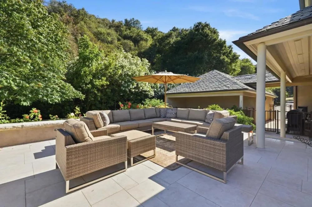 25355 La Loma Drive Los Altos Hills, CA 94022
