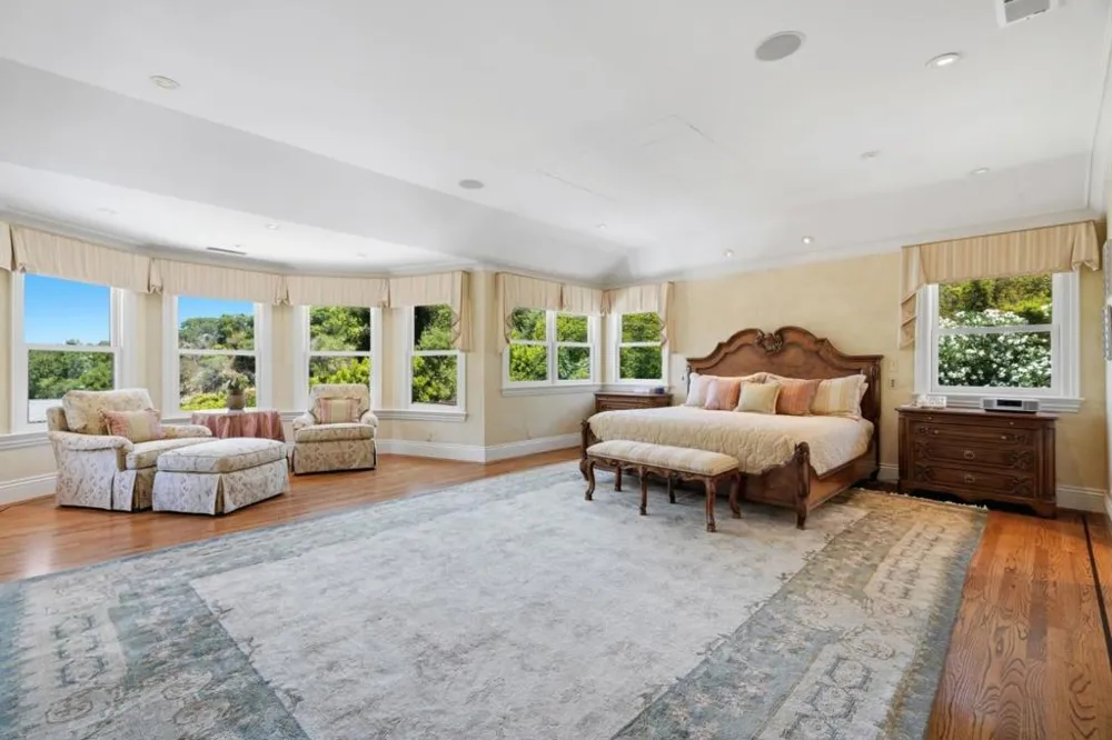 25355 La Loma Drive Los Altos Hills, CA 94022