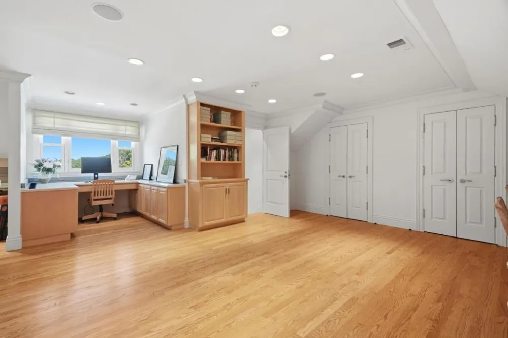 25355 La Loma Drive Los Altos Hills, CA 94022