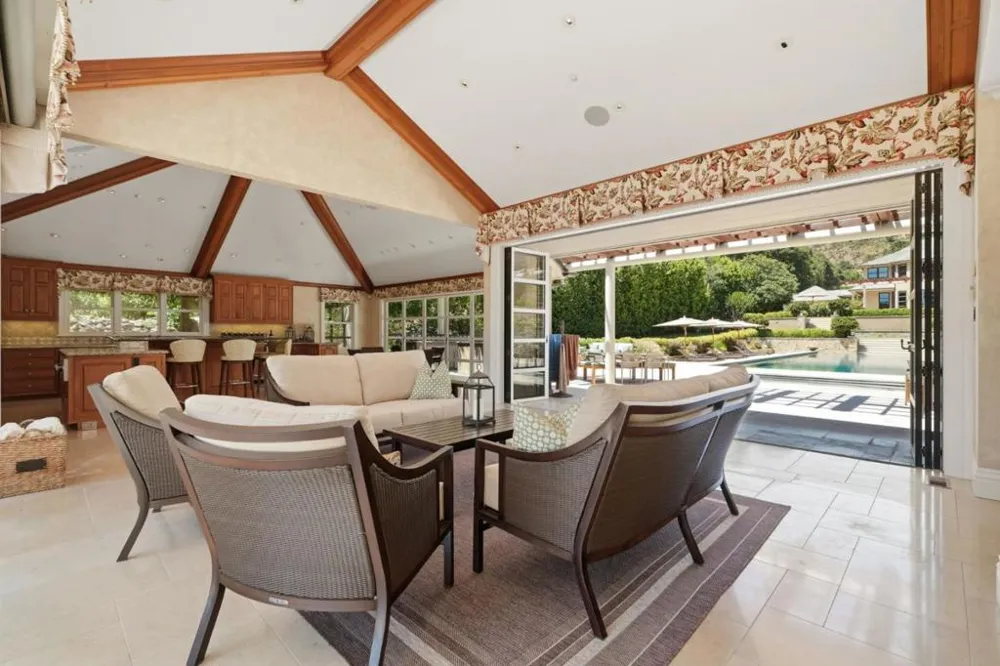 25355 La Loma Drive Los Altos Hills, CA 94022
