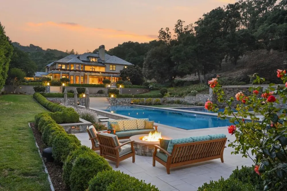 25355 La Loma Drive Los Altos Hills, CA 94022