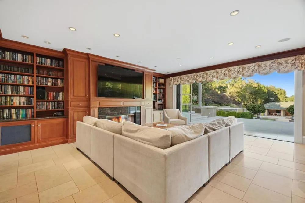 25355 La Loma Drive Los Altos Hills, CA 94022