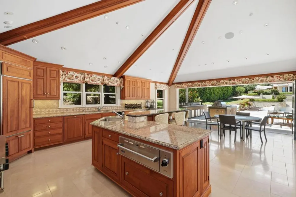 25355 La Loma Drive Los Altos Hills, CA 94022