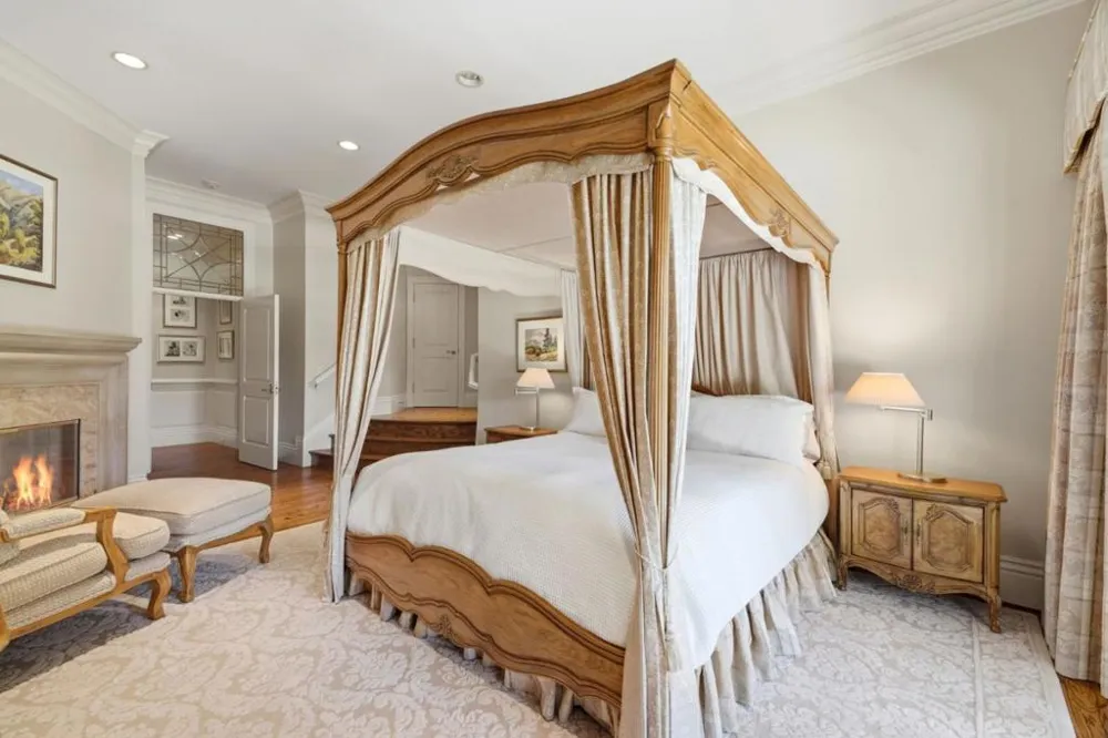 25355 La Loma Drive Los Altos Hills, CA 94022