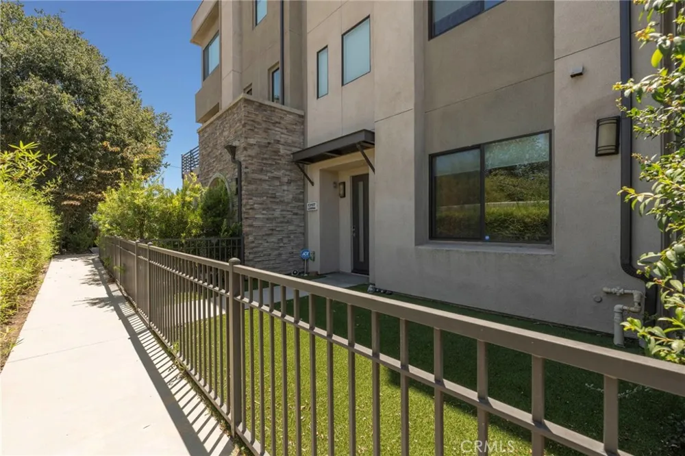 13107 W Lumina Way Valley Glen, CA 91401