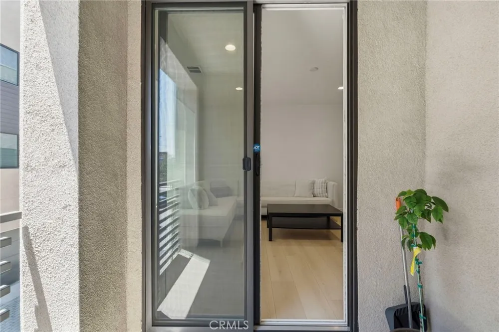 13107 W Lumina Way Valley Glen, CA 91401