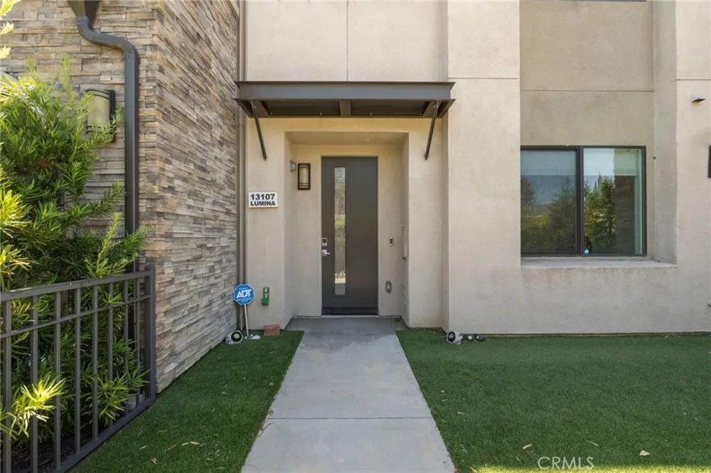 13107 W Lumina Way Valley Glen, CA 91401