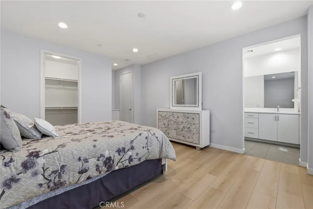 13107 W Lumina Way Valley Glen, CA 91401
