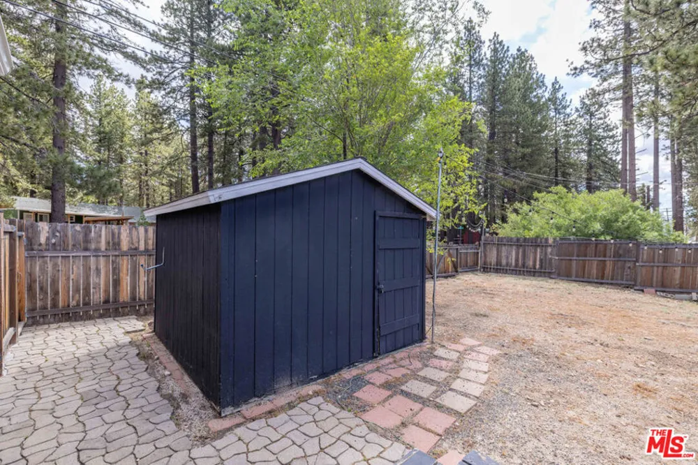 39535 Shore Drive Fawnskin, CA 92333