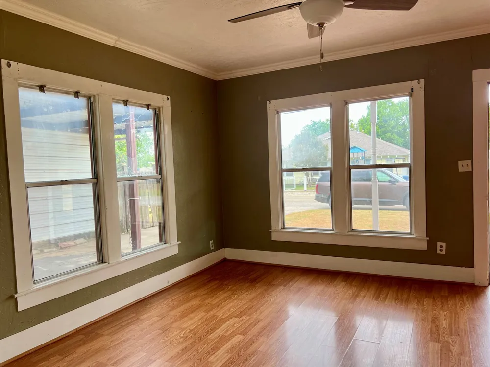 405 E South Henrietta, TX 76365