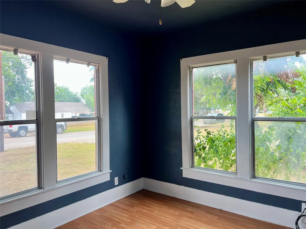 405 E South Henrietta, TX 76365