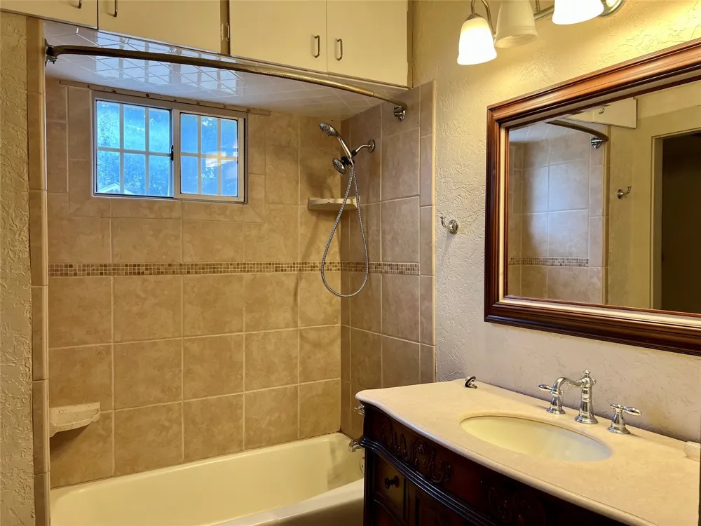 405 E South Henrietta, TX 76365