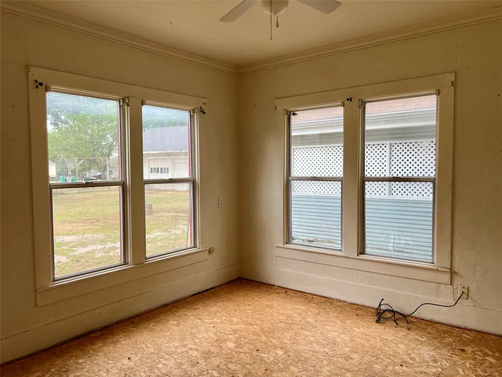 405 E South Henrietta, TX 76365