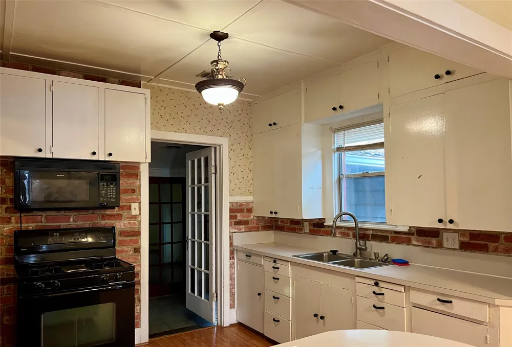 405 E South Henrietta, TX 76365
