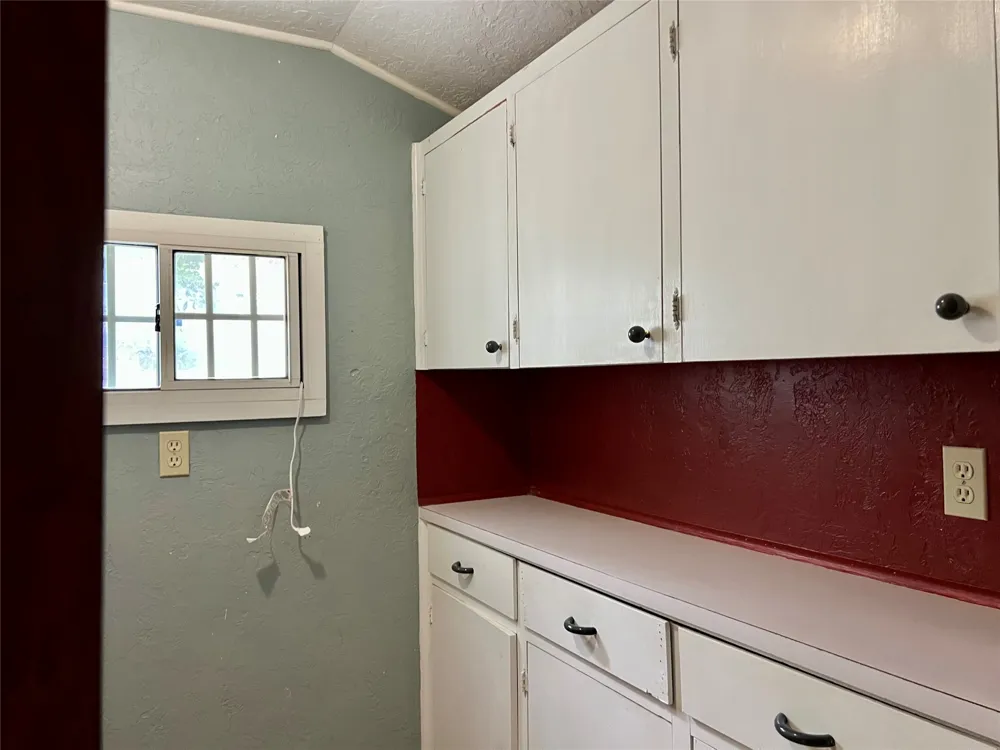 405 E South Henrietta, TX 76365